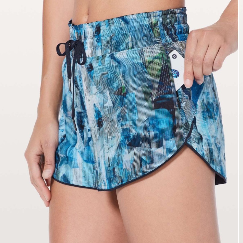 Lululemon Choose A Side Short *3" in Sun Dazed Multi Blue / Black Night